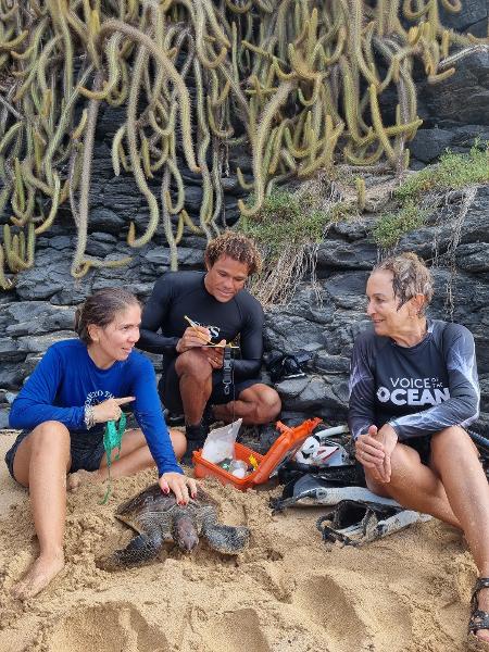Em campo com integrantes do Projeto Tamar Em campo com integrantes do Projeto Tamar