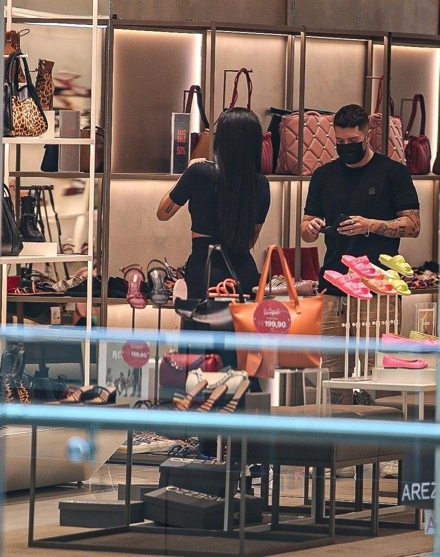 BBB 21: Pocah faz compras ao lado do noivo Ronan Souza em shopping do Rio - EDDO/AgNews