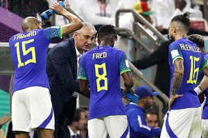 Tite dá instruções a Fred, na partida entre Camarões e Brasil - ANP via Getty Images