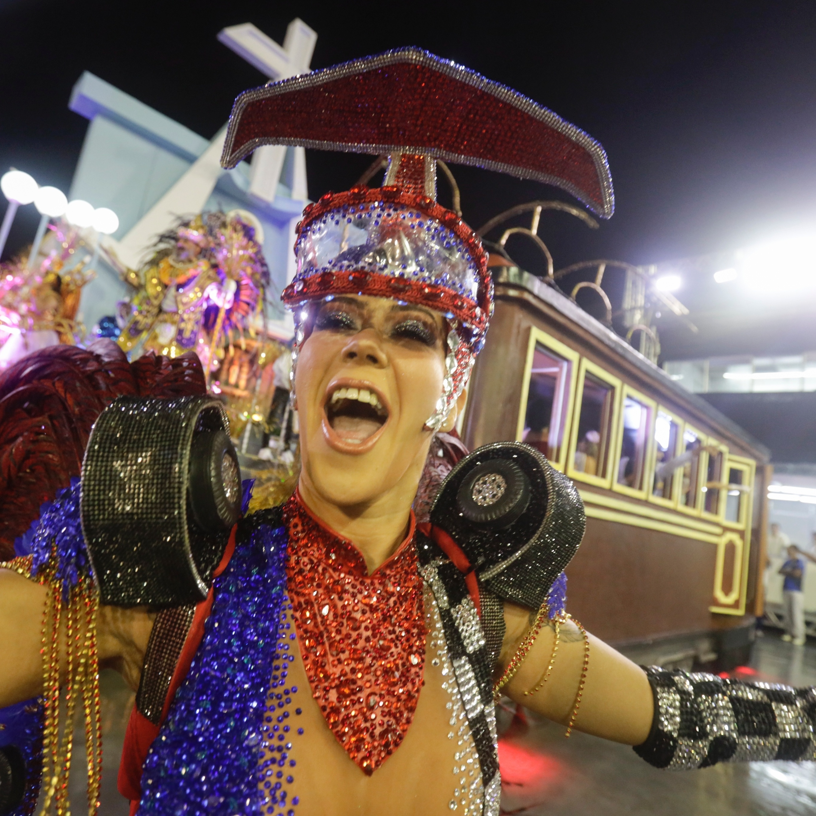 Carnaval 2019: Integrante da Vila Maria escorrega e cai de carro alegórico;  assista - CarnaUOL