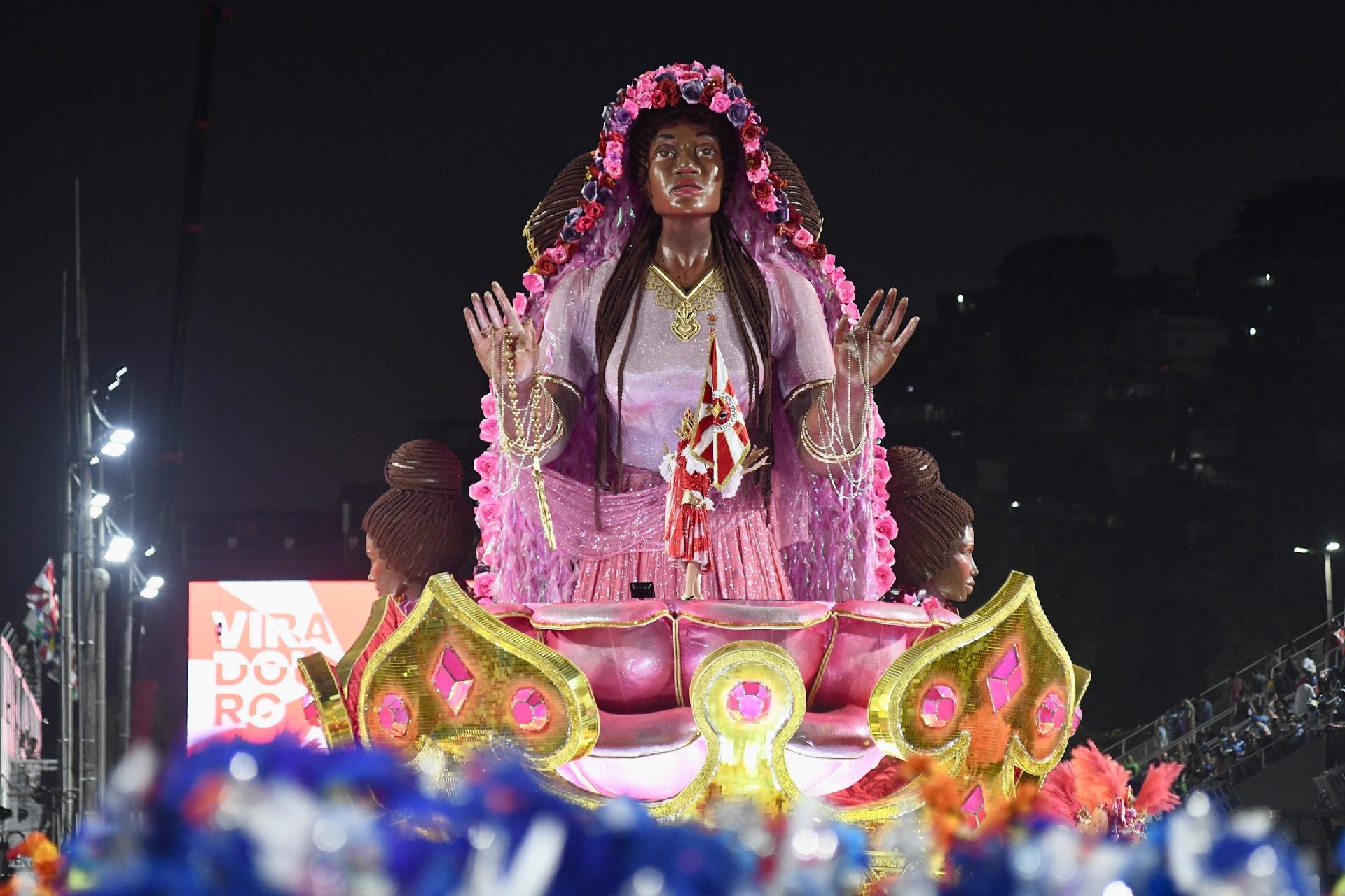 A escola de samba contou a história de Rosa Maria Egipcíaca - Lucas Landau/ UOL