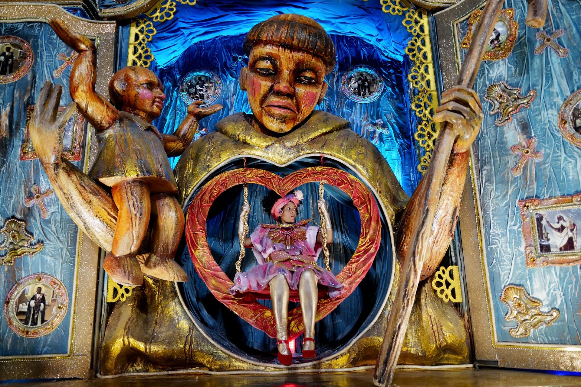 A escola de samba contou a história de Rosa Maria Egipcíaca - Lucas Landau/ UOL