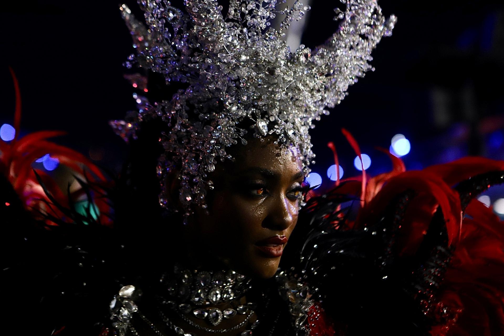 Erika Januza, rainha de bateria da Viradouro, foi a responsável por interpretar um "espírito" incorporado por Rosa Maria - Zô Guimarães/ UOL