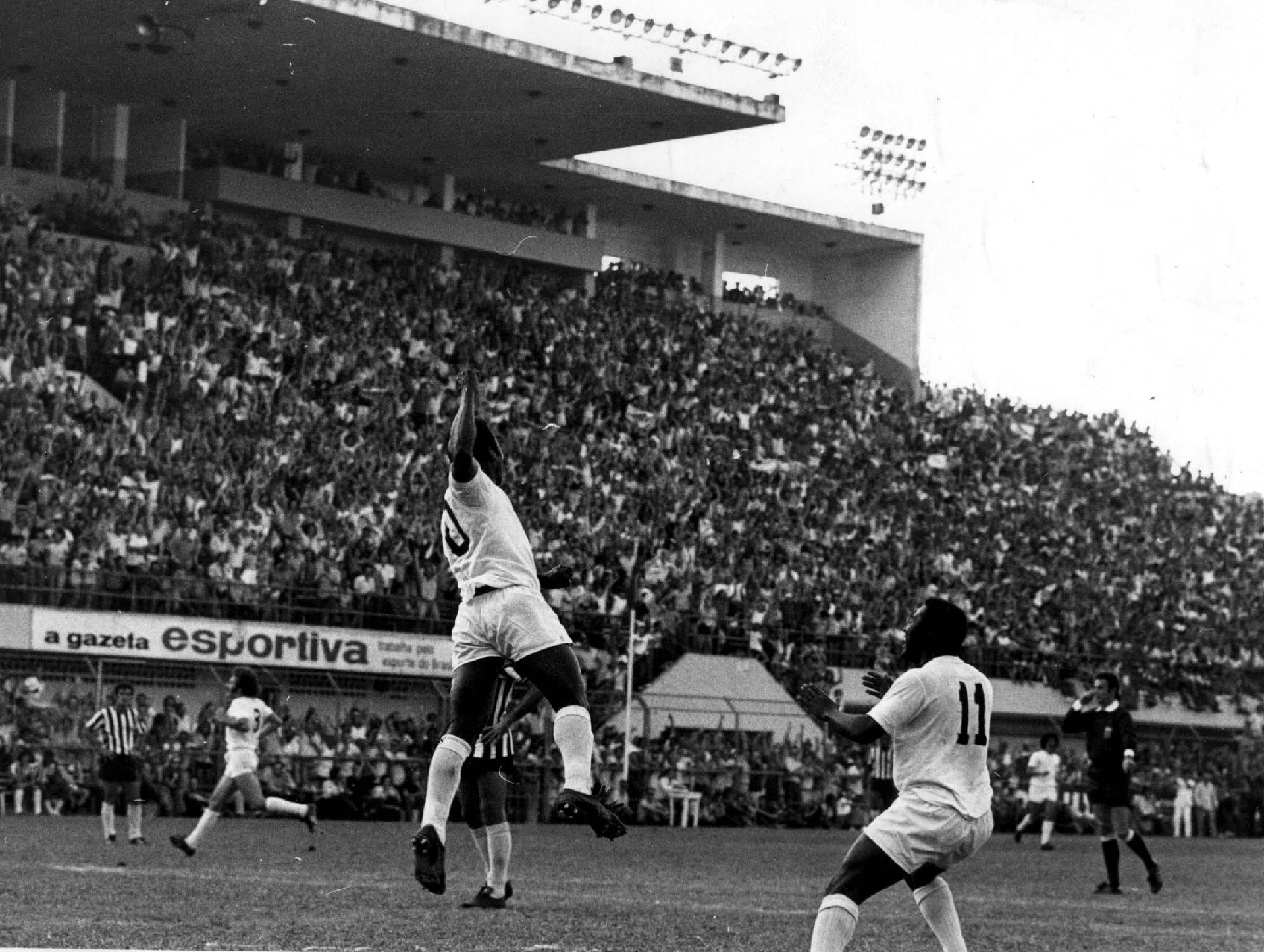02/10/1974 - Pelé, do Santos F.C., comemora gol, ao lado do companheiro Edu, no jogo contra a Ponte Preta, válido pelo Campeonato Paulista de Futebol, realizado no estádio da Vila Belmiro, em Santos. - Estadão Conteúdo