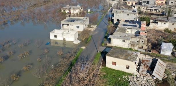 Foto aérea mostra inundação em vilarejo da Síria após barragem se romper com tremores secundários