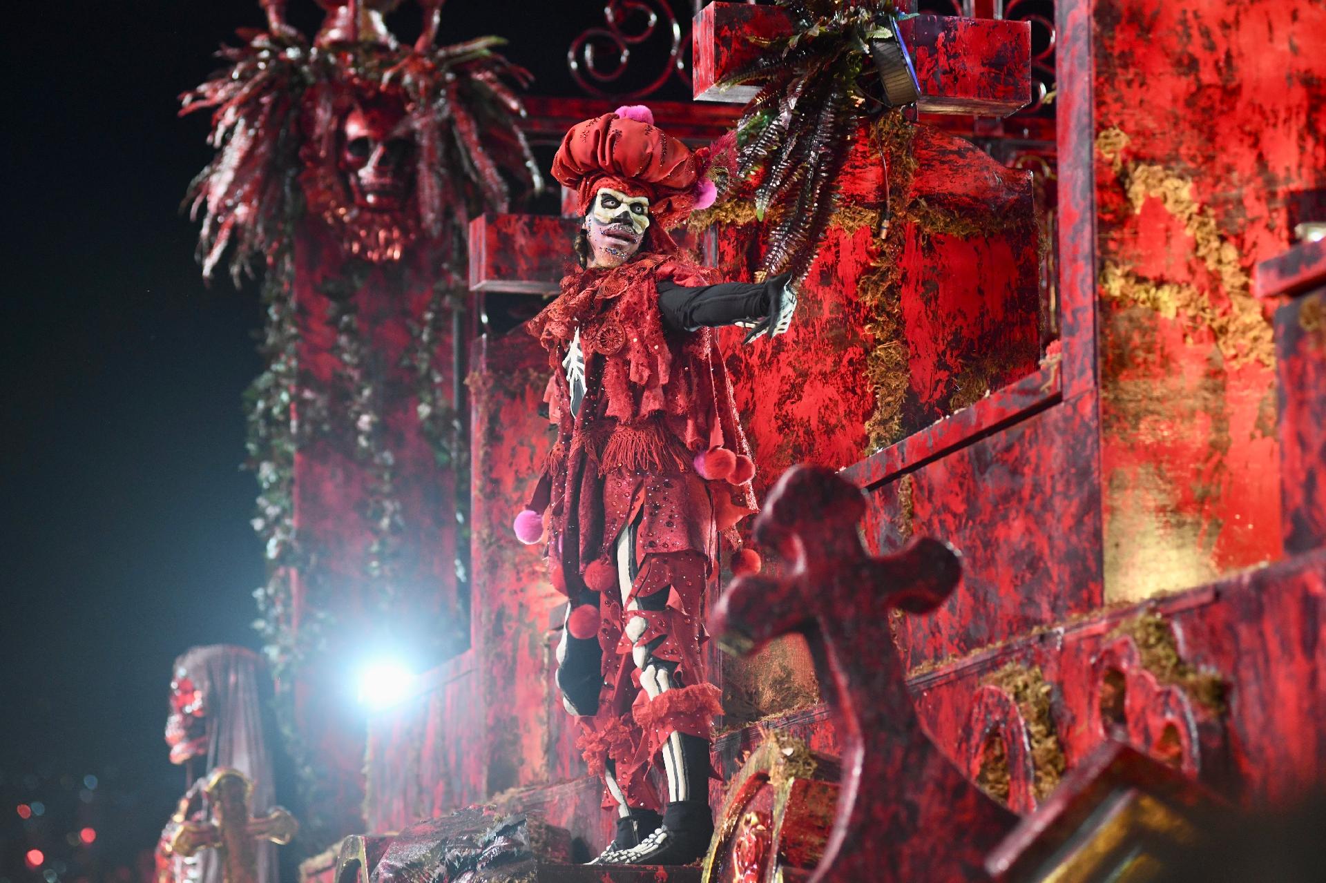 Referências ao inferno apareceram em um dos carros abre-alas usados pelo Salgueiro na Sapucaí - Lucas Landau/ UOL