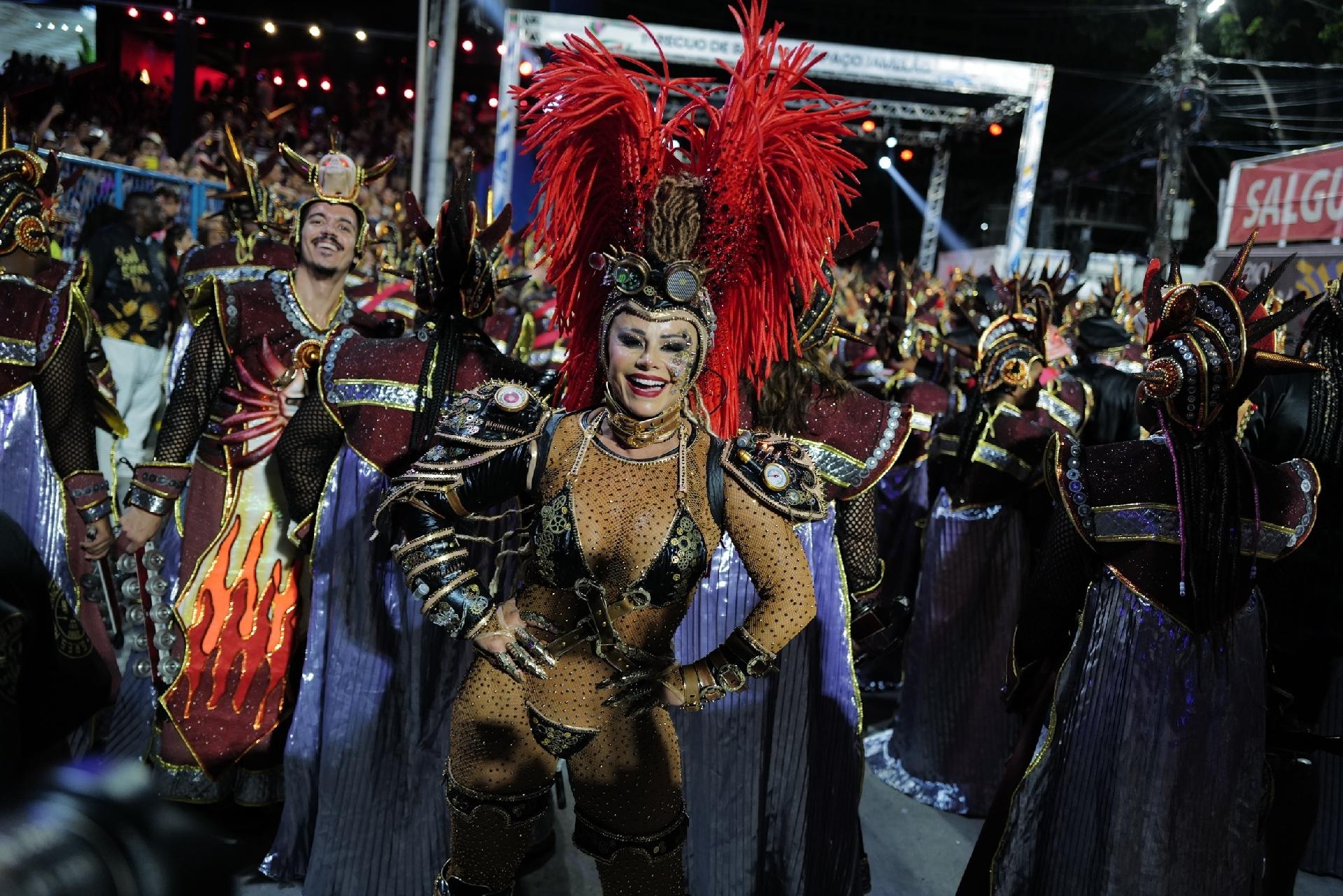 Viviane Araújo desfila mais uma vez pelo Salgueiro - Lucas Landau/ UOL