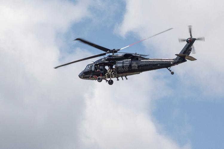 Helicóptero da Real Polícia Montada Canadense fazendo a vigilância do local da cúpula do G7 em em Kananaskis, no Canadá Helicóptero da Real Polícia Montada Canadense fazendo a vigilância do local da cúpula do G7 em em Kananaskis, no Canadá