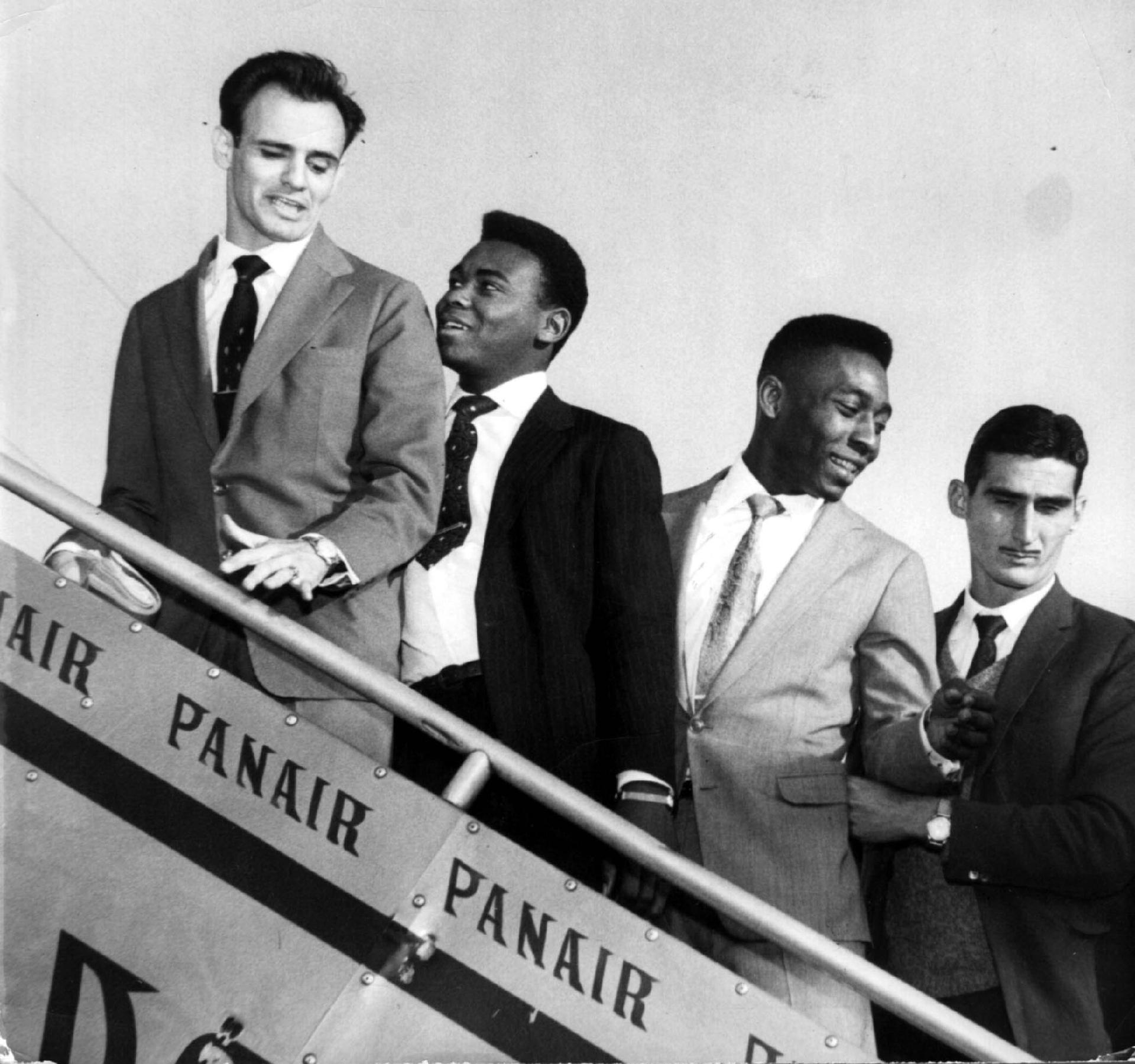 18/07/1960 - Pelé embarca para mais um jogo internacional da Seleção Brasileira, junto com Pepe, Coutinho e Júlio Botelho (da esquerda para a direita). Como campeão de 1958, o Brasil estava automaticamente classificado para a Copa do Chile, em 1962. - Estadão Conteúdo