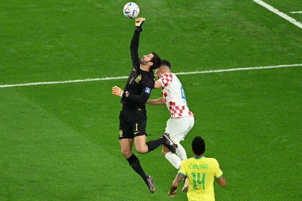 Alisson faz defesa durante partida contra a Croácia na Copa - INA FASSBENDER / AFP