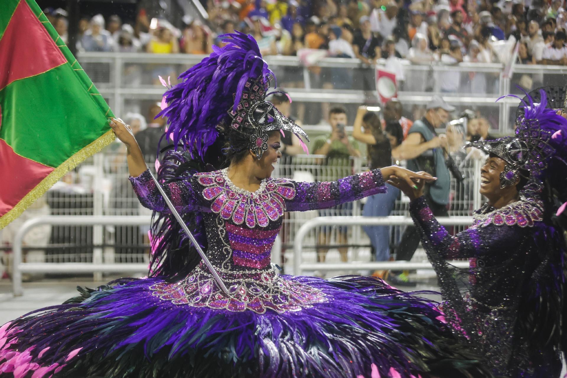 Visual da porta-bandeira representa os povos indígenas - Ricardo Matsukawa/UOL