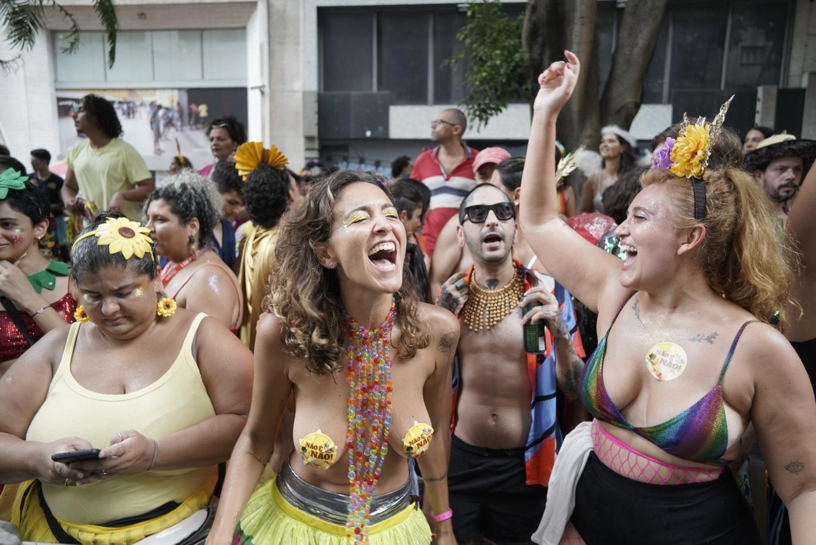 Foliãs usam adesivos contra assédio para cobrir os seios - André Porto/UOL