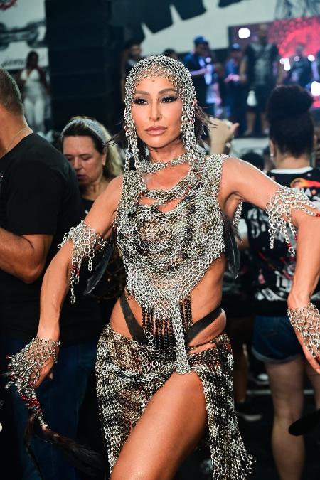 A apresentadora é rainha de bateria da Bateria Ritimão A apresentadora é rainha de bateria da Bateria Ritimão