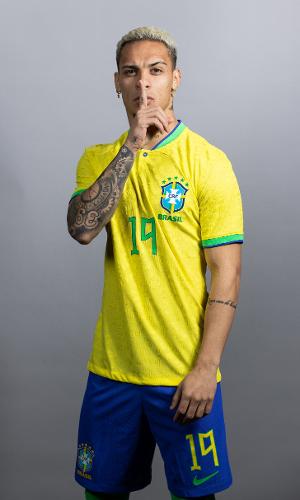 Antony em ensaio fotográfico da seleção brasileira antes da Copa do Mundo do Qatar
