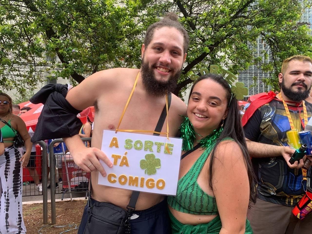 Jean e Beatriz curtem o bloco em São Paulo com fantasias que se completam - Camila Corsini / UOL