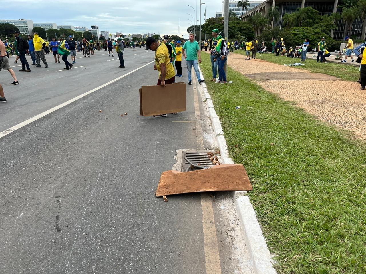 Terroristas escondem as pedras arremessadas contra a polícia para dizer que é uma manifestação pacífica. - Lucas Borges Teixeira/UOL