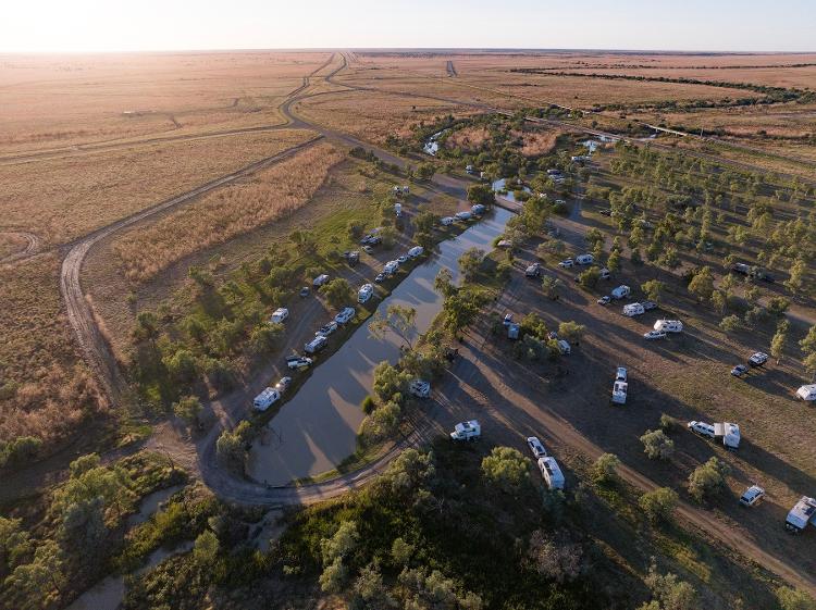 Cidade tem rotina rural e complementa renda com o turismo, como neste acampamento em seus "outbanks" Cidade tem rotina rural e complementa renda com o turismo, como neste acampamento em seus "outbanks"