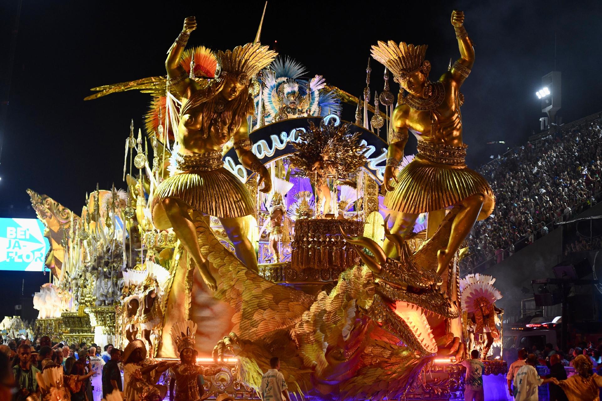 Um dos carros alegóricos da escola de samba pegou fogo ainda na concentração - Lucas Landau/ UOL