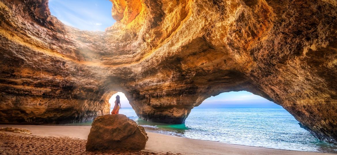 Gruta de Benagil, uma das belezas mais bem guardadas da região de Algarve, em Portugal - Getty Images
