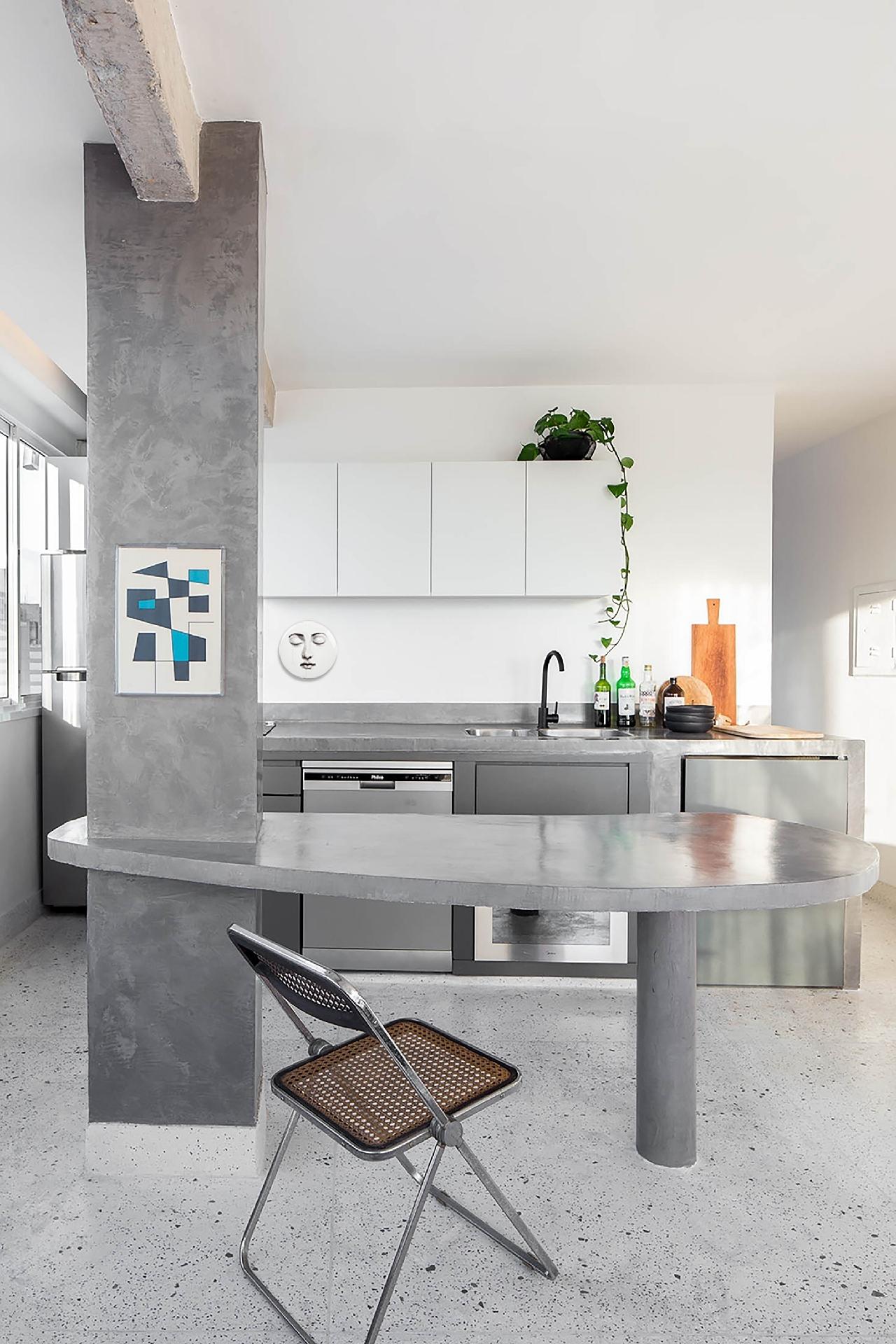 A cozinha com mesa de alvenaria - André Mortatti/Divulgação