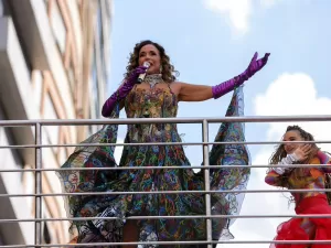 Daniela Mercury fecha Carnaval com sol forte e homenagem a Fernanda Torres