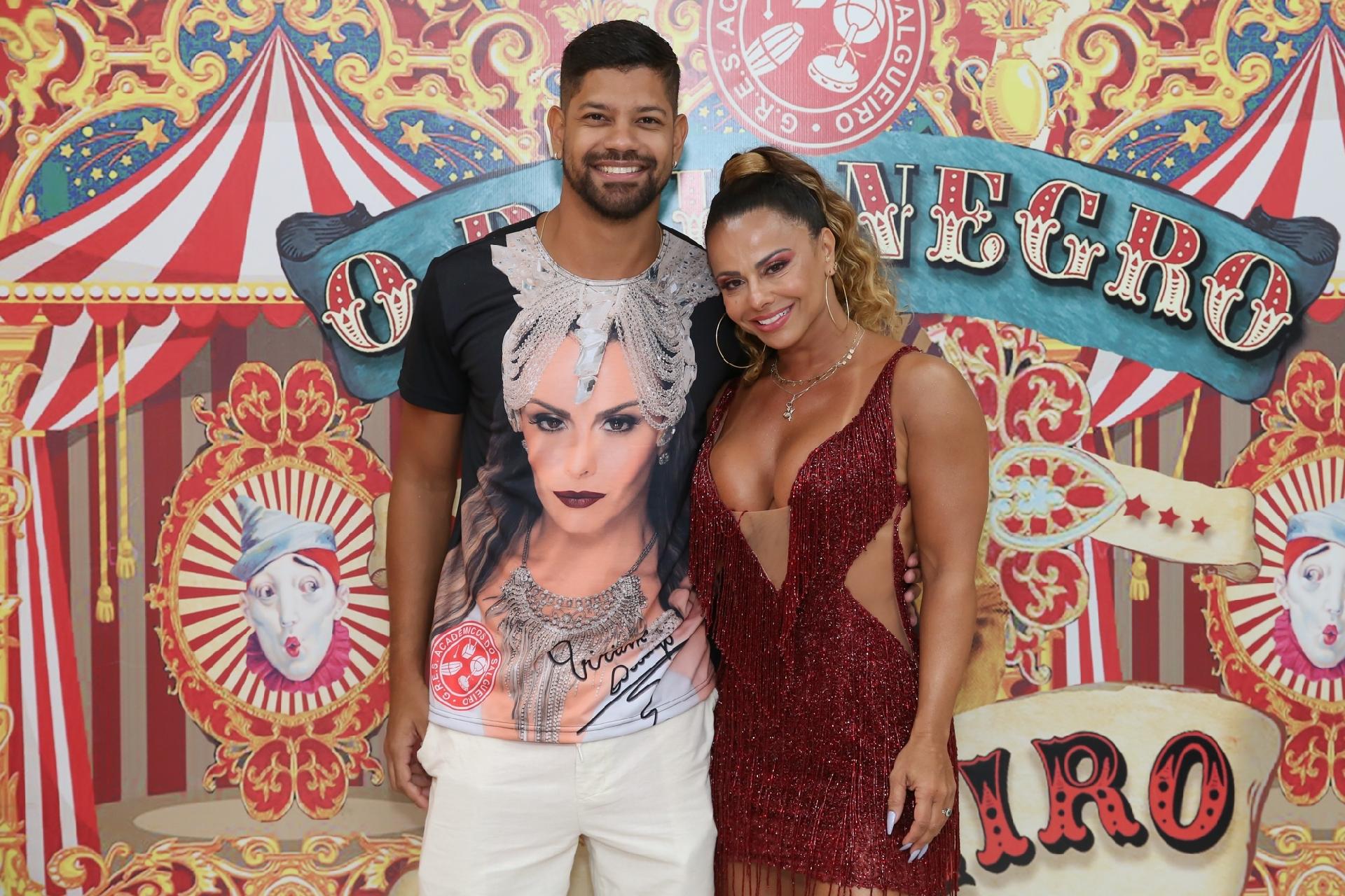 Namorado usa camiseta com rosto de Vivi Araújo em ensaio do Salgueiro - 02/02/2020 - UOL CarnaUOL