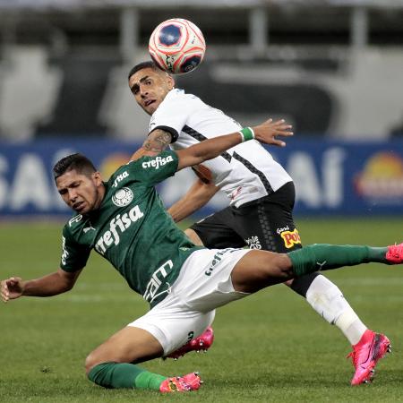 Gabriel derruba Rony, durante o último duelo entre Corinthians e Palmeiras - Rodrigo Coca/Agência Corinthians