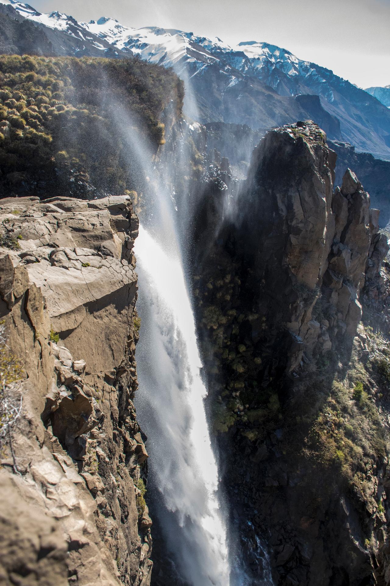 Detalle de la cascada invertida en Maule, Chile - Publicidad/Alcaldía de San Clemente
