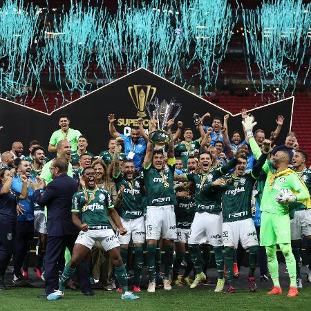 Jogadores do Palmeiras comemoram o título de campeão da Supercopa do Brasil após vitória sobre o Flamengo, no Estádio Mané Garrincha, em 28 de janeiro de 2023