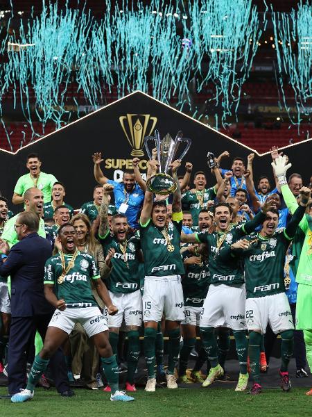 Jogadores do Palmeiras comemoram o título de campeão da Supercopa do Brasil após vitória sobre o Flamengo, no Estádio Mané Garrincha, em 28 de janeiro de 2023