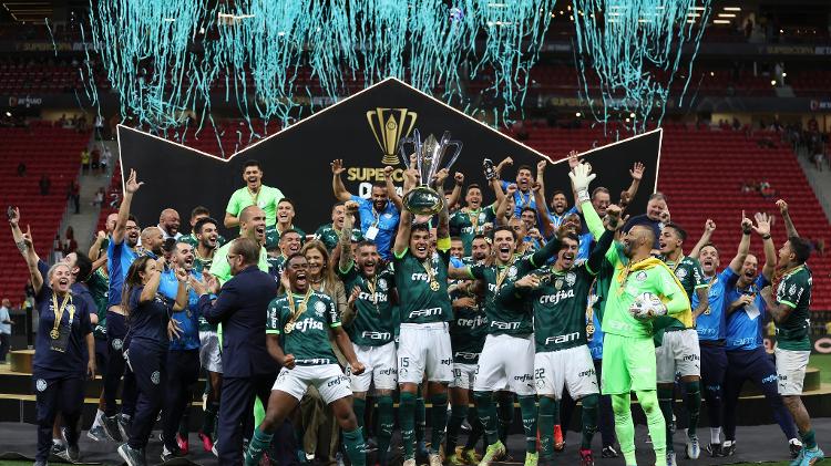 Jogadores do Palmeiras comemoram o título de campeão da Supercopa do Brasil após vitória sobre o Flamengo