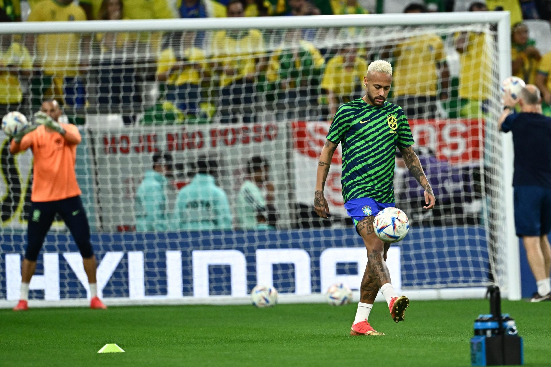 Neymar no aquecimento para a partida contra a Croácia na Copa - JEWEL SAMAD / AFP