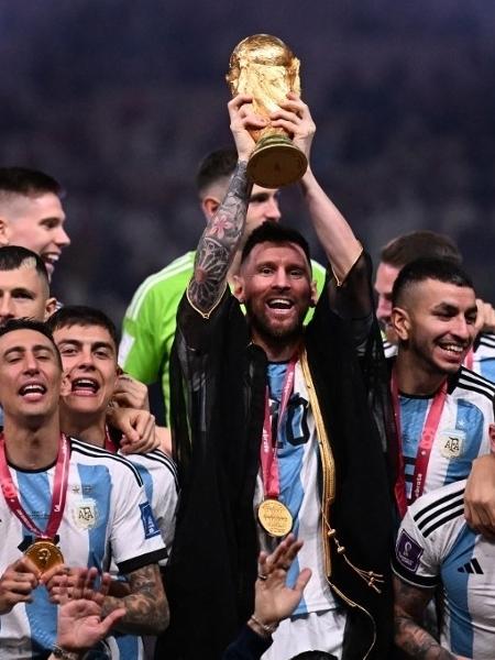 Messi com o troféu da Copa do Mundo do Qatar - KIRILL KUDRYAVTSEV / AFP