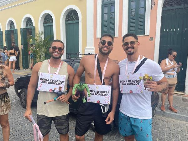 Inspirados pela música "Deixa Eu Botar Meu Boneco", os amigos Igor, Raphael e Anderson apostam que esse será o hit do Carnaval - Lari Couto / UOL
