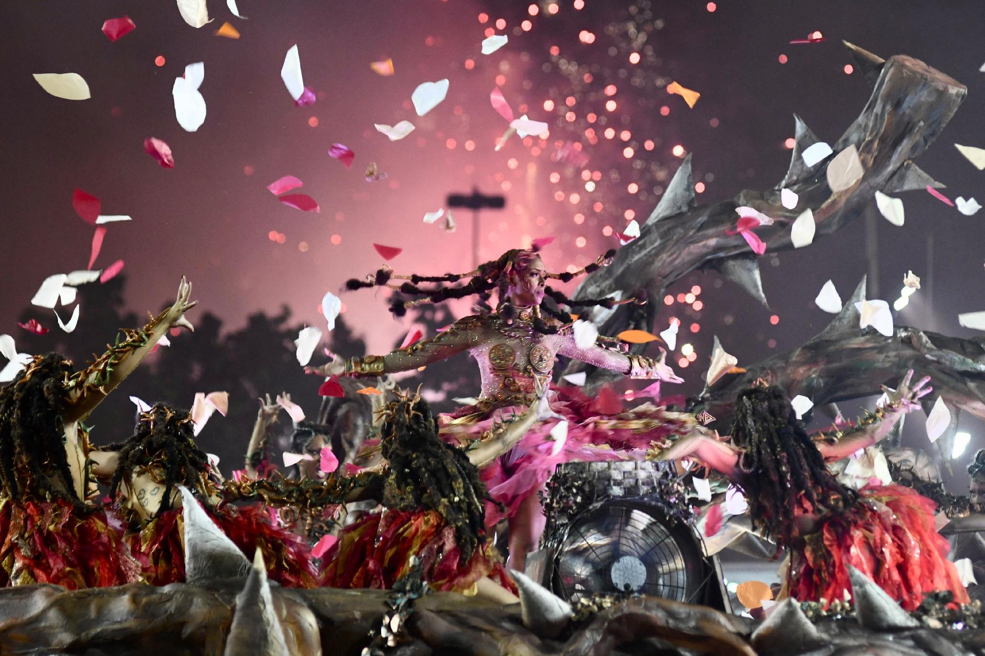 A escola de samba contou a história de Rosa Maria Egipcíaca - Lucas Landau/ UOL