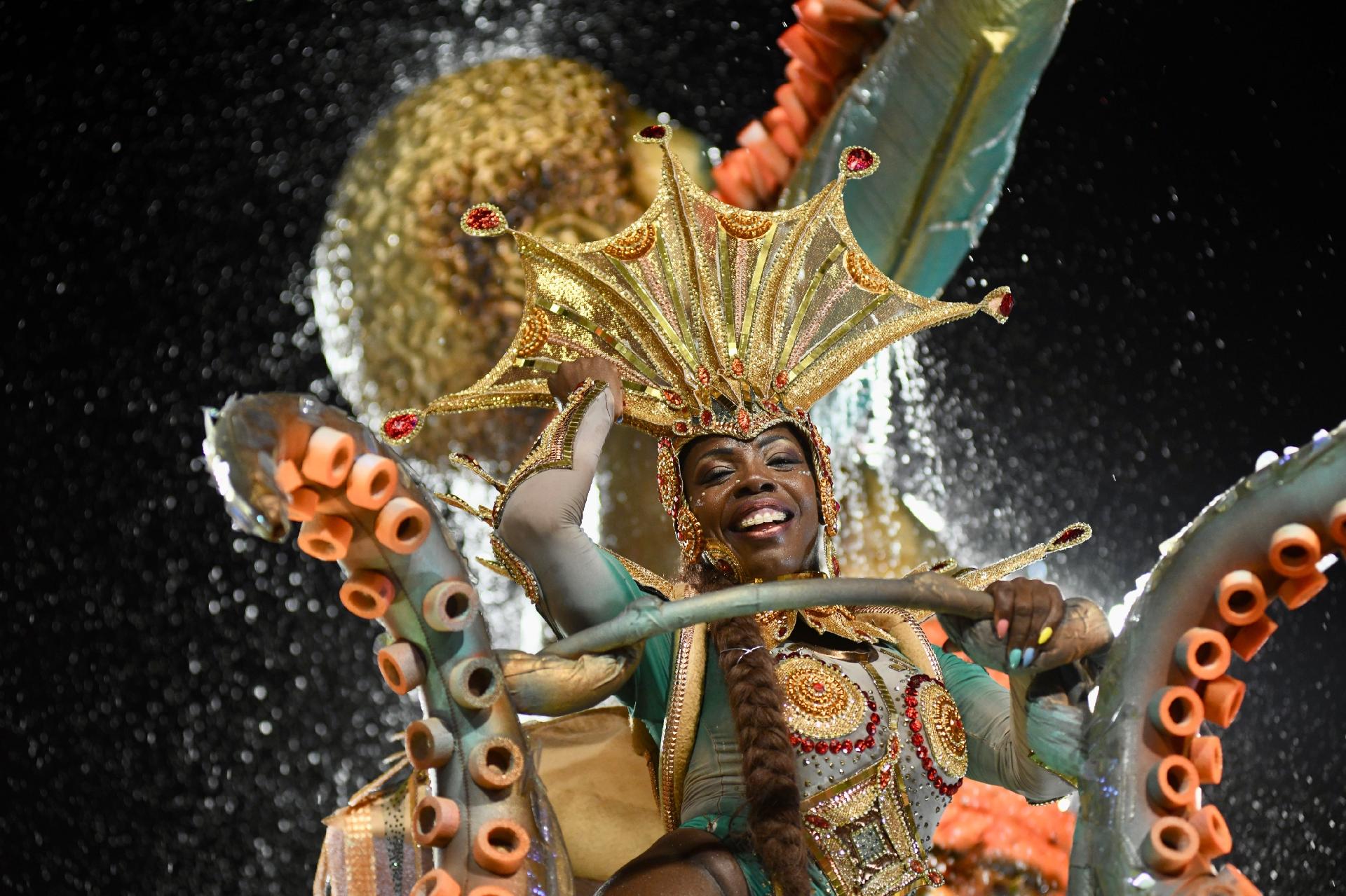 O desfile também contou com referências africanas e da igreja católica ? a homenageada foi acusada de ser herege - Lucas Landau/ UOL