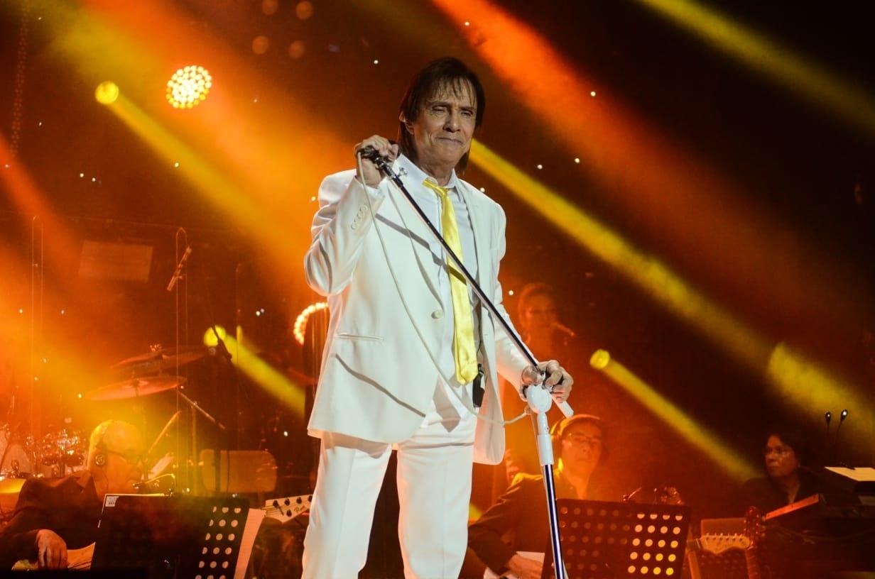 Roberto Carlos fazendo show em seu cruzeiro Emoções em Alto Mar - Divulgação/ Filipi Dahrlan