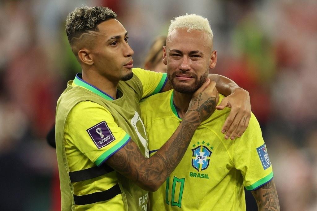 Raphinha abraça Neymar após eliminação do Brasil na Copa - ADRIAN DENNIS / AFP