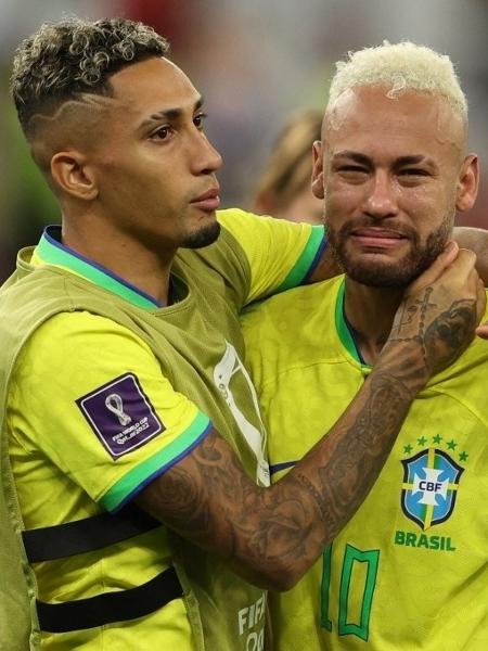 Raphinha abraça Neymar após eliminação do Brasil na Copa - ADRIAN DENNIS / AFP