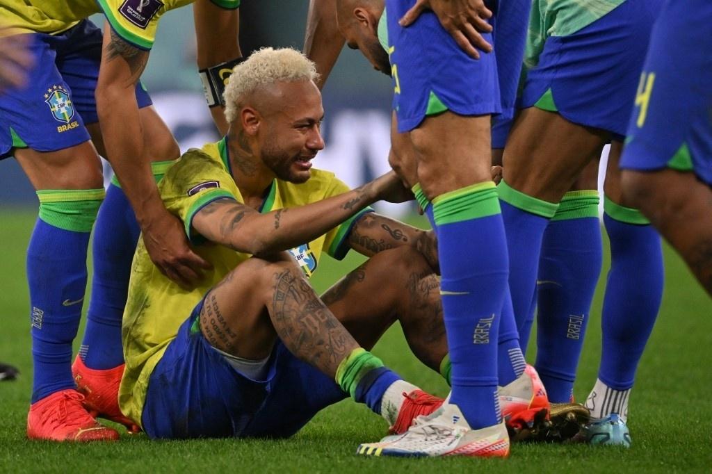 Neymar é consilado por companheiros de seleção após eliminação do Brasil - NELSON ALMEIDA / AFP