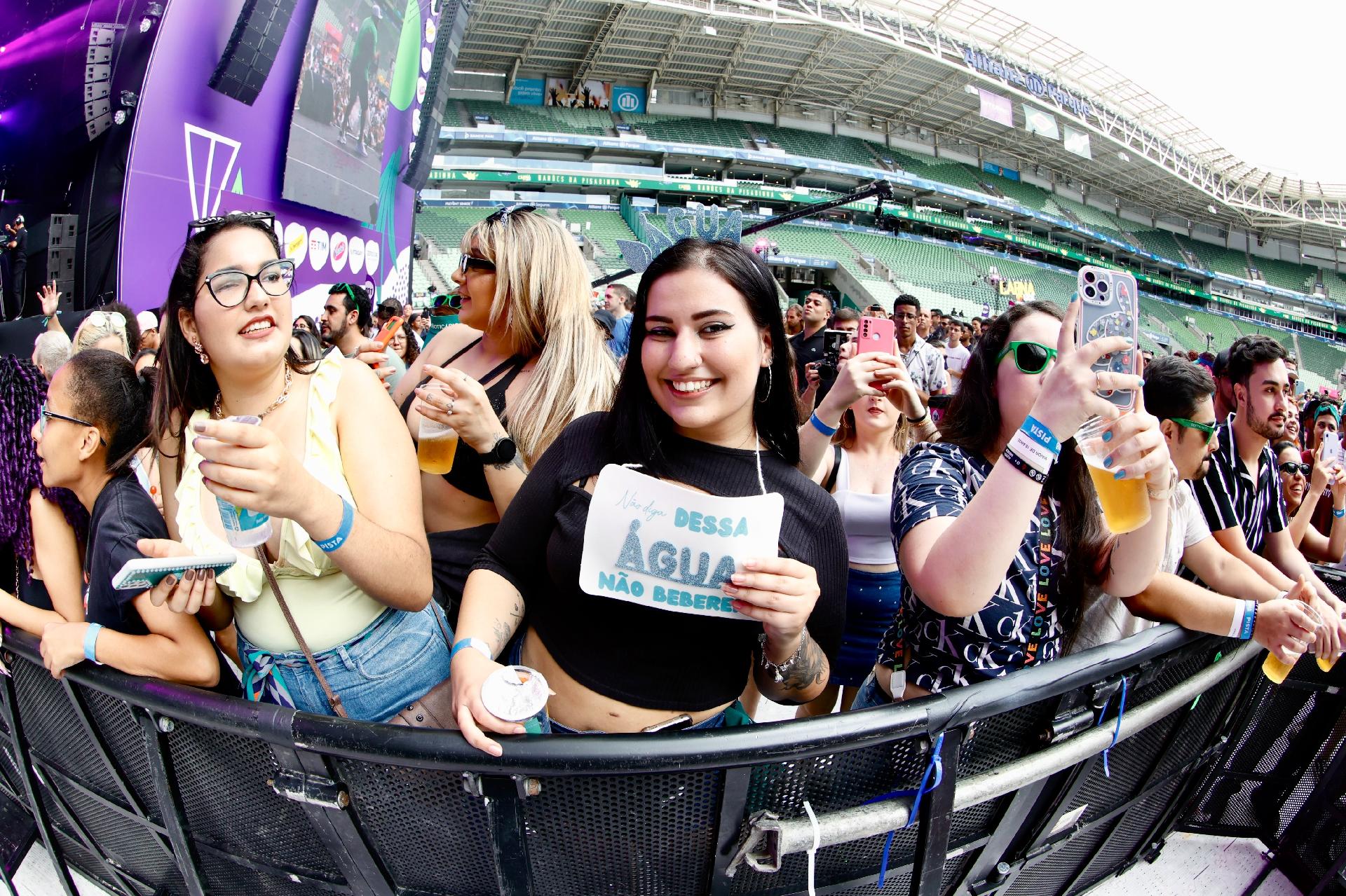 CarnaUOL 2023: Público curtindo os shows do festival - Mariana Pekin/UOL