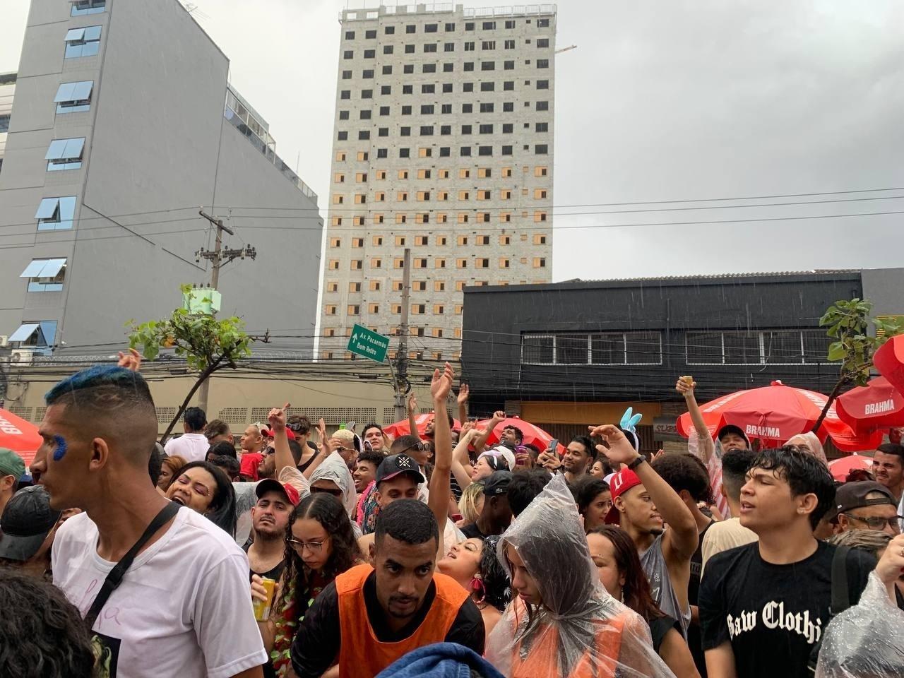 Chove forte no final do Bloco da Lexa, em SP - Camila Corsini / UOL