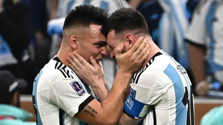 Lautaro Martínez e Messi após t´tiulo da Argentina na Copa do Mundo - ANNE-CHRISTINE POUJOULAT / AFP