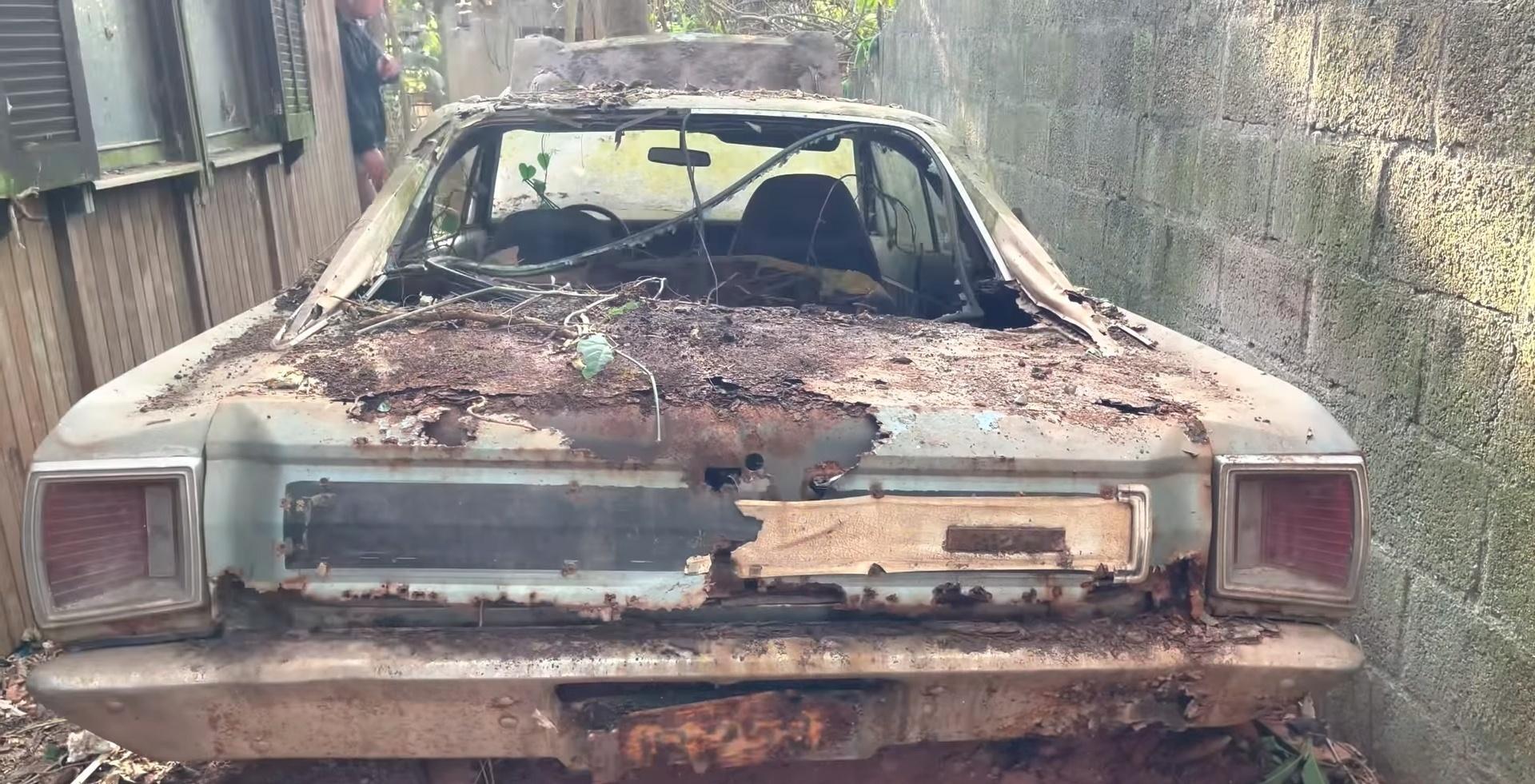 Dodge Charger R/T 1978 Ford Mustang Jaguar XJ12 L Badolato Casa Abandonada - Reprodução