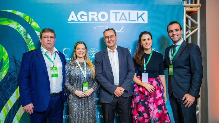 Dr. Paulo Junqueira, Letícia Jacintho e Lucas Bove ladeando a anfitriã, Aryane Garcia.