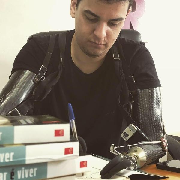 Vitima Da Meningite Pedro Teve Que Amputar Os Bracos E As Pernas 16 08 2020 Uol Vivabem vitima da meningite pedro teve que