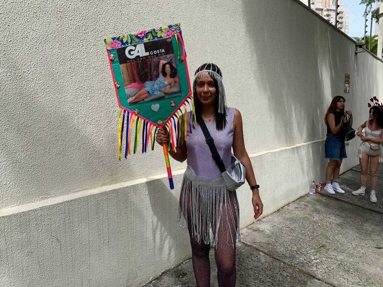 Rose Torres, fã de Gal Costa, carrega estandarte da cantora no bloco Manada, na Barra Funda - Bruna Calazans/UOL