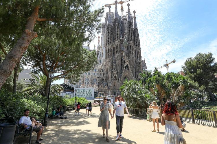 Turistas em frente à Sagrada Familia, em Barcelona