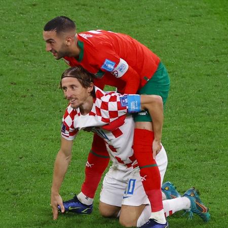 Modric e Ziyech durante partida entre Croácia e Marrocos na Copa - REUTERS/Kai Pfaffenbach