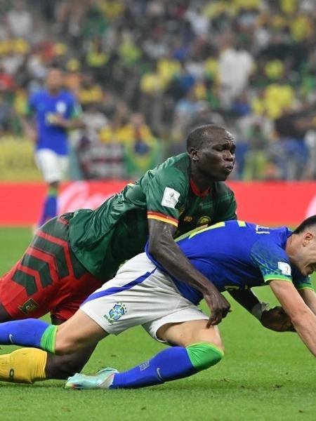 Martinelli é parado com falta por Aboubakar na partida entre Camarões e Brasil - NELSON ALMEIDA / AFP